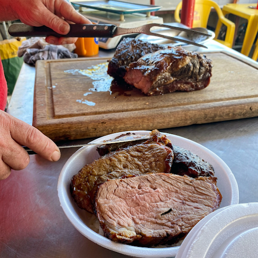 Marmitex Mista: carne bovina, linguiça, frango grelhado, arroz, farofa e vinagrete